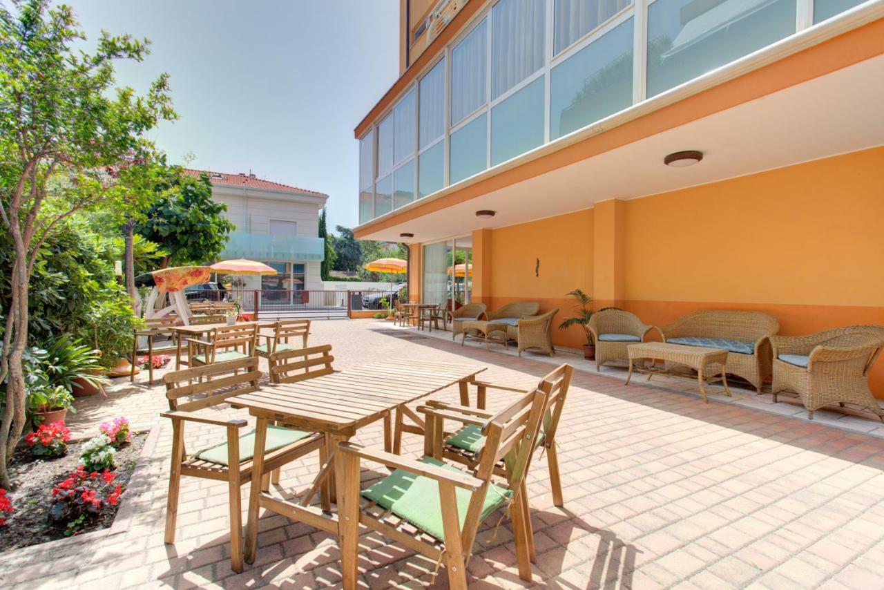 Hotel Nella Rímini Exterior foto